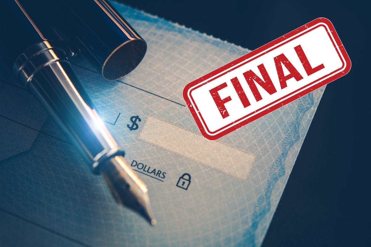 Image d'un stylo posé sur un chèque, texte "final" apposé sur l'image pour illustre qu'on règle une dette avec un paiement final